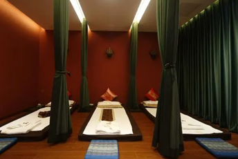 东莞泰式按摩的被动瑜伽：当身体被折叠成诗